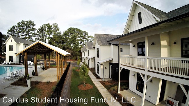 Building Photo - 4 br, 4.5 bath Room For Rent - 240 Elm Street