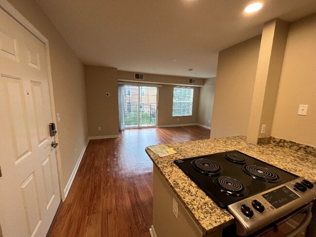 Building Photo - 3400 Table Mesa Dr