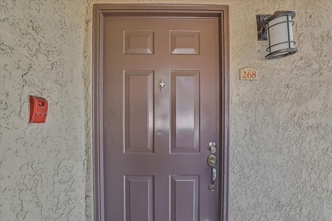 Building Photo - 2 Bedroom, 1 Bath, Upstairs Condo in the C...