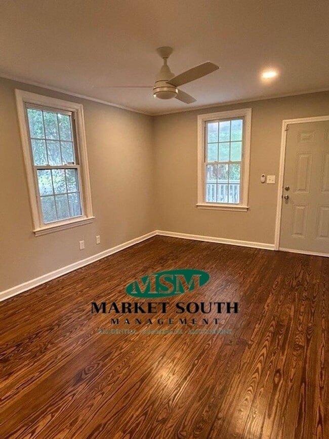 Building Photo - Remodeled home in East Savannah!