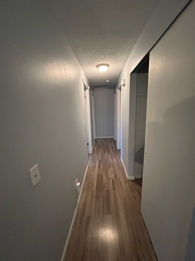 Building Photo - MOVE IN READY-Rambler House