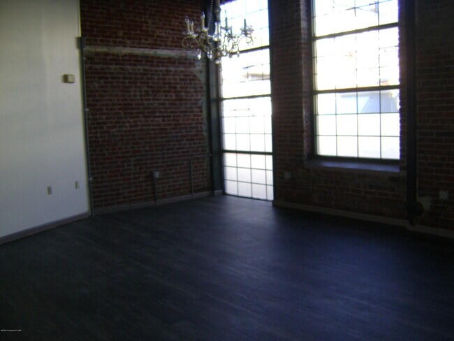 Building Photo - 324 Allen St