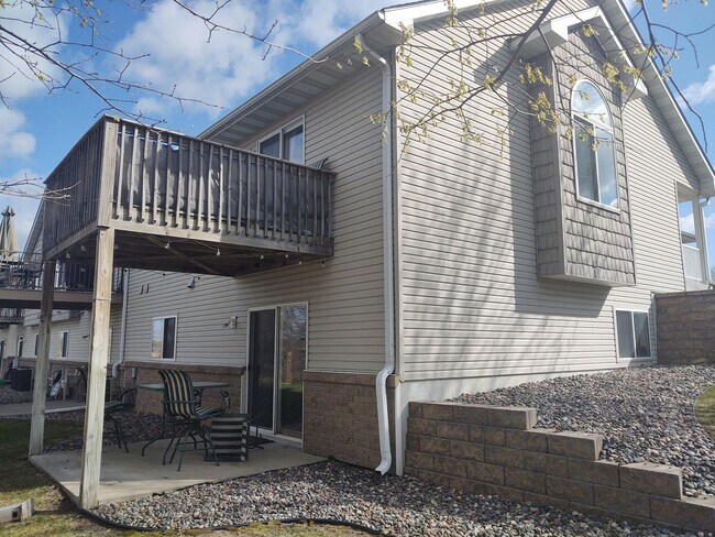 Building Photo - End Unit Walk-Out Rambler Style Town Home ...