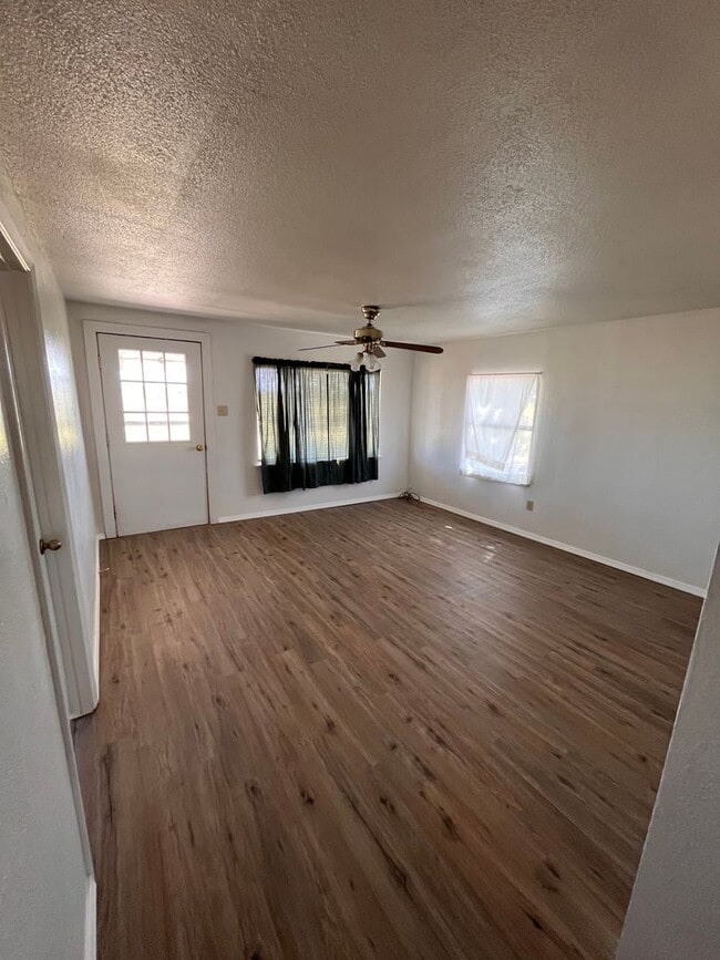 Building Photo - Great country property!