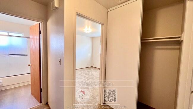 Foto del edificio - Spacious top floor 2 bedroom, walking dist...