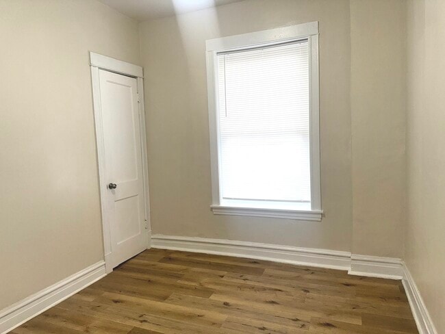 Foto del edificio - 2158 N Hamlin Ave