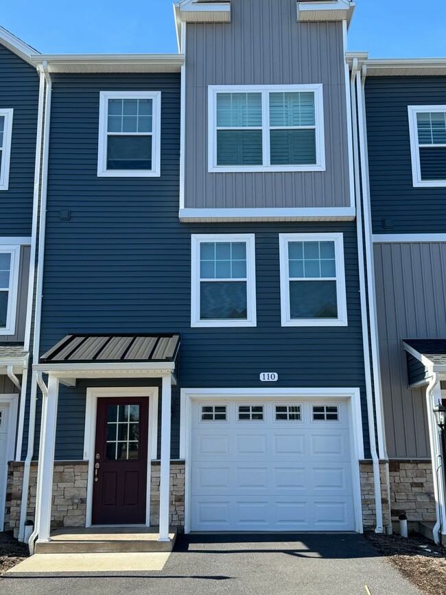 Building Photo - Beautiful Grays Woods Townhome
