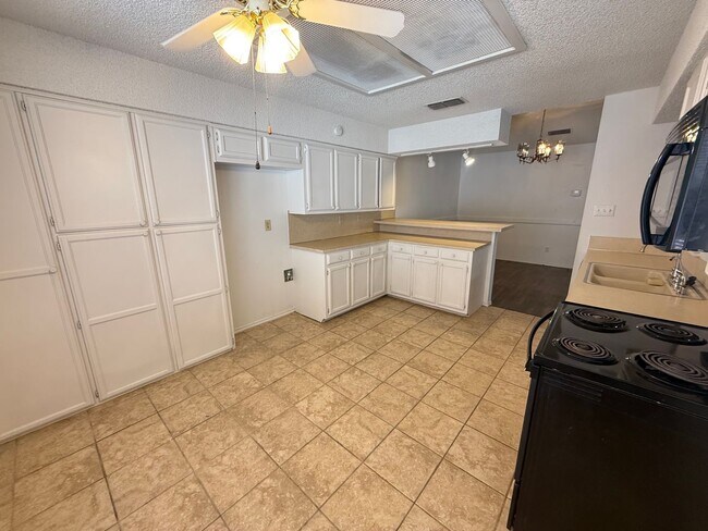 Building Photo - Garden Home on the Eastside.