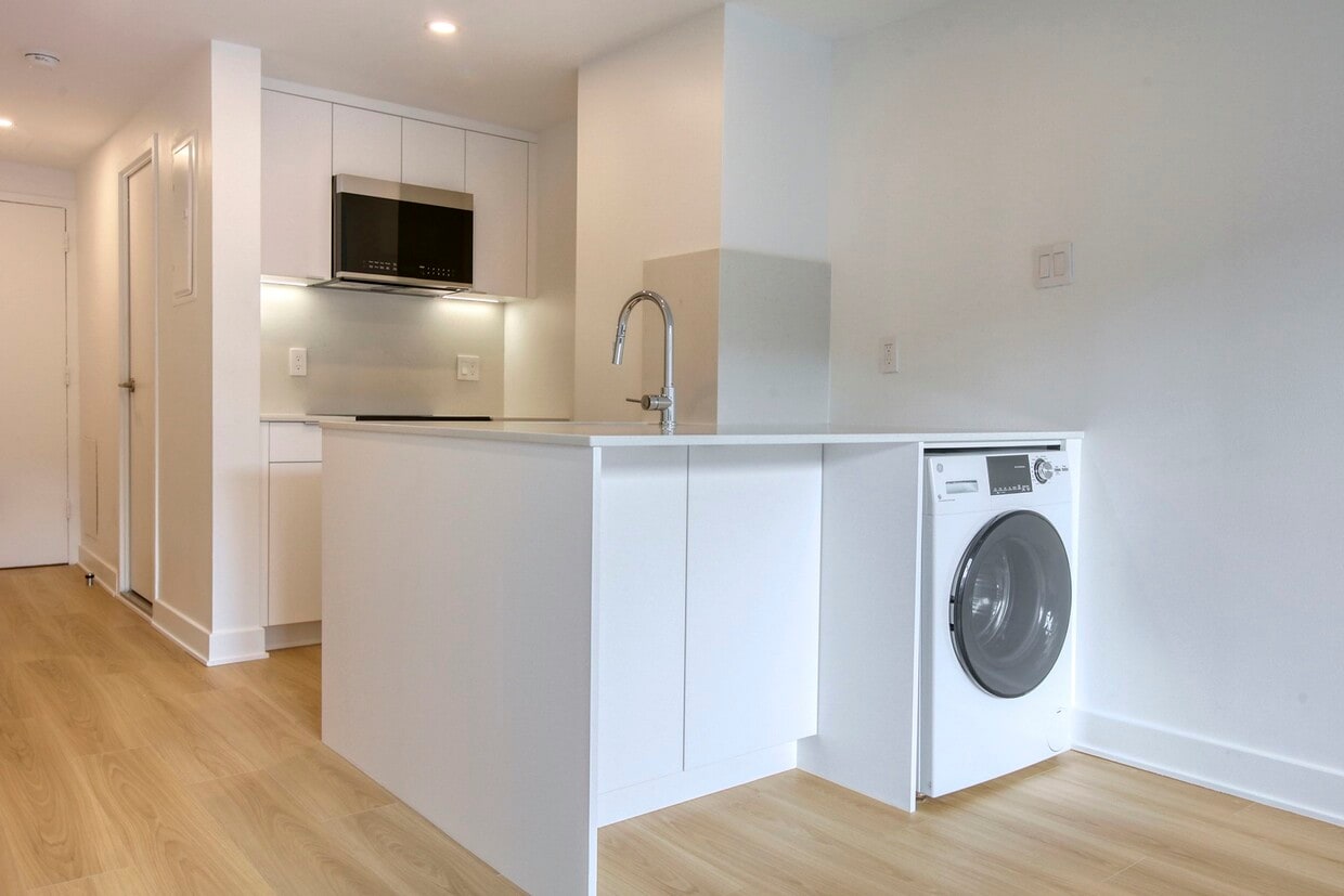 Primary Photo - 3460 Rue Durocher