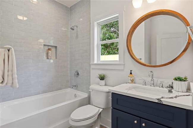 Building Photo - 496 Glenwood Pl SE