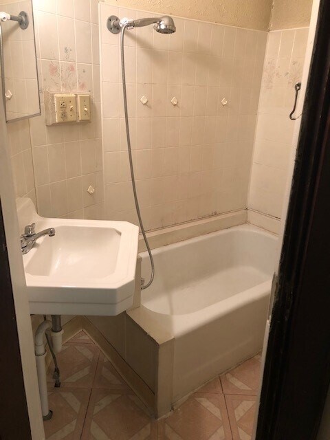 Baño 2 - 526 S Main St