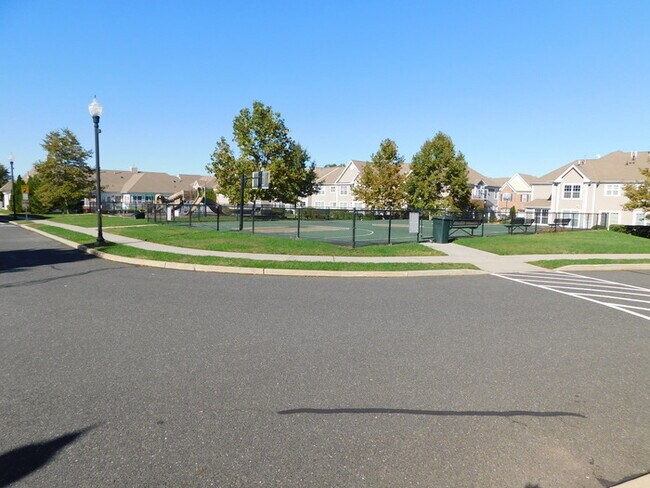 Building Photo - Recently Painted - 2 Bdrm Large Condo Edis...