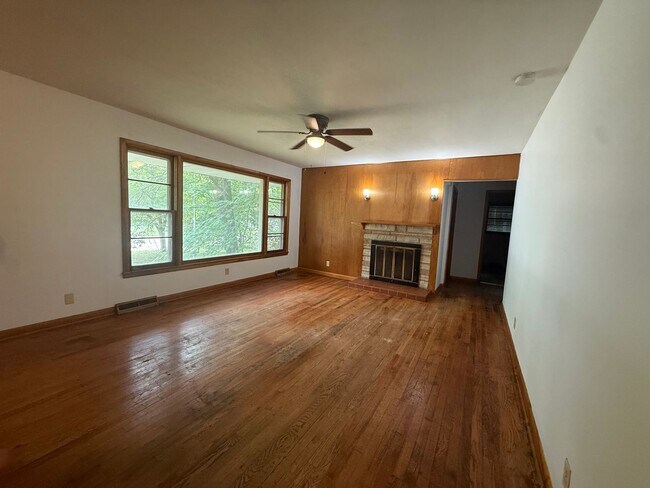 Foto del edificio - 3 Bedroom 1 Bath with 1 Car Garage!