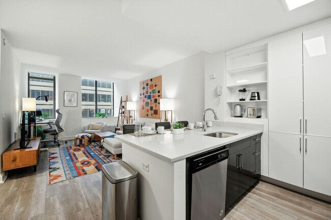 Building Photo - 10 Hanover Square