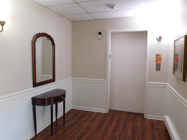 Building Photo - 460 W Downer Pl