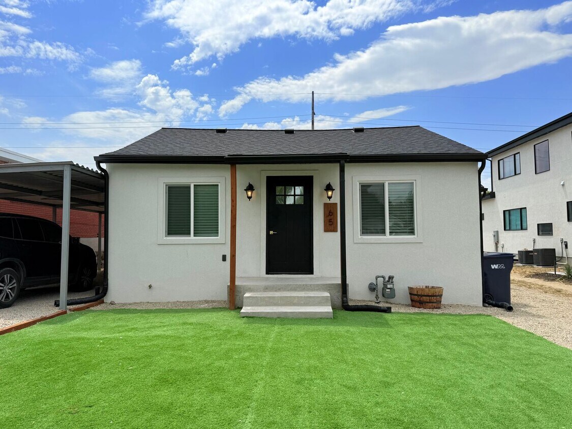 Foto principal - Beautifully Updated 2-Bedroom Home in Sandy!