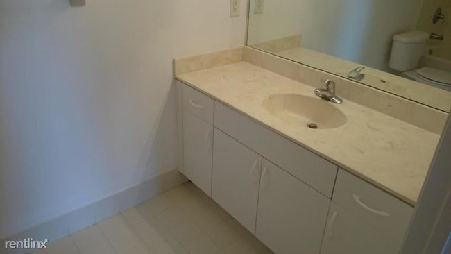 Foto del edificio - 1165 Golden Lakes Blvd
