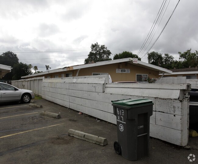 Building Photo - 617 Maple St