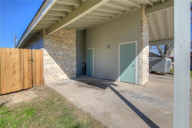 Foto del edificio - 2400 Burleson Ct