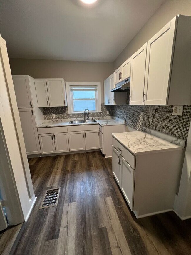 Building Photo - Gorgeous Townhome on the City's Eastside