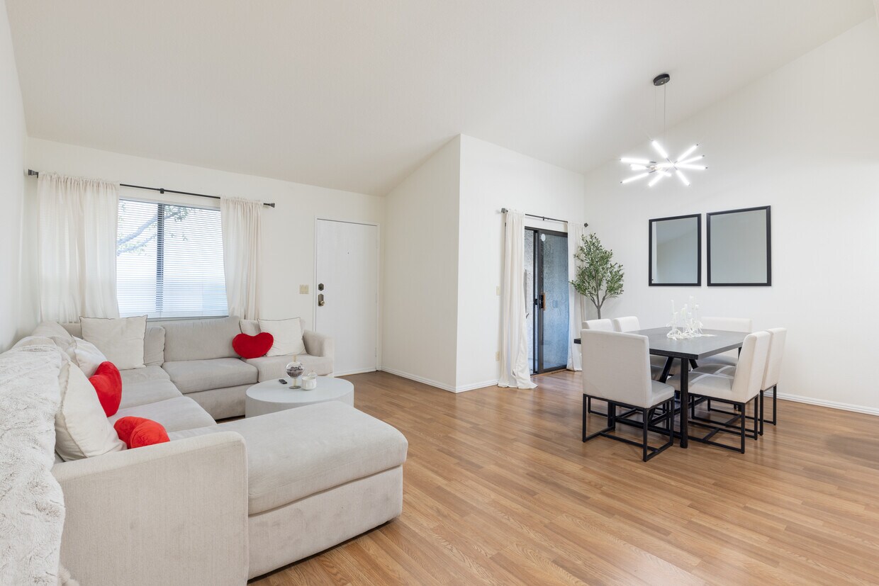 Foto principal - 18136 Oxnard St