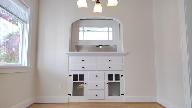Building Photo - Beautifully remodeled home in Grant Park