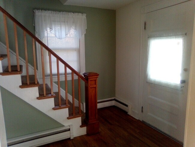 Vintage Front and Side Entry - 18 Union Ave