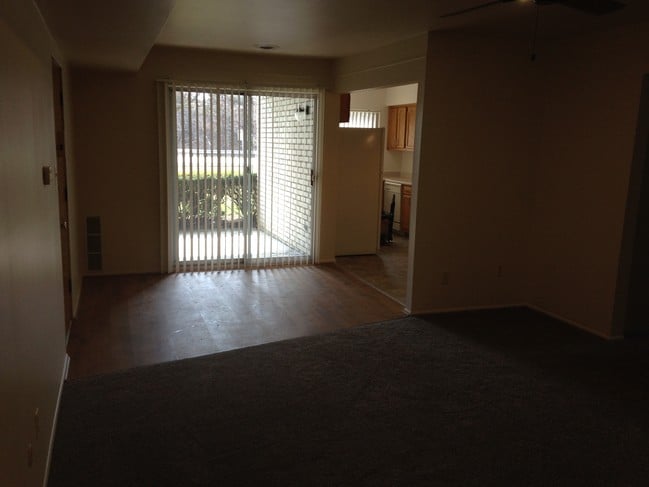 PART OF LIVING RM - 33300 Freedom Rd