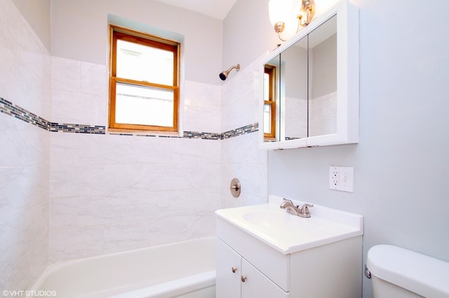 Building Photo - 630 W Waveland Ave