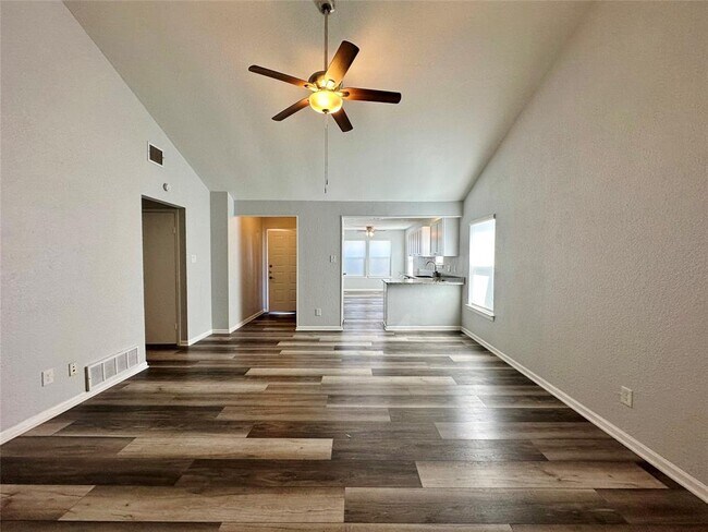 Foto del edificio - 814 N Riverside Dr