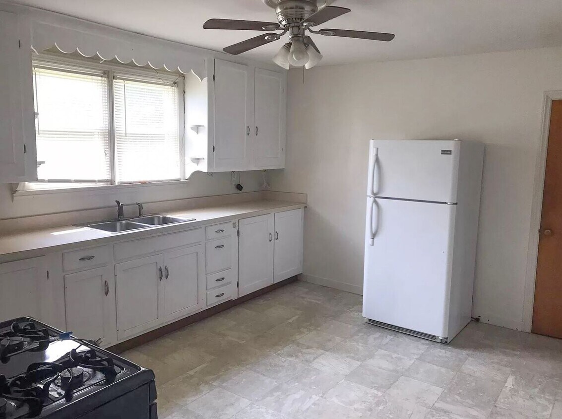 Building Photo - 3 Bedrooms 1 Bath North Colonie Schools ±1...
