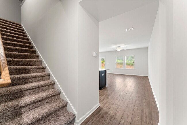Building Photo - 1040 Sunny Lk Dr