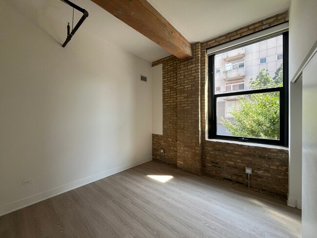 Building Photo - 1040 W Huron St