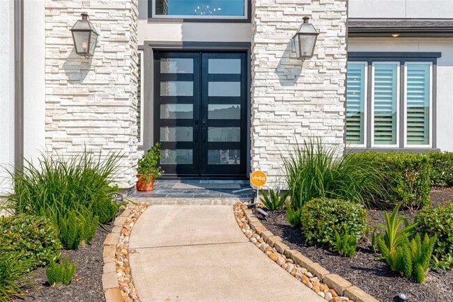 Building Photo - 18007 Blue Ridge Shores Dr