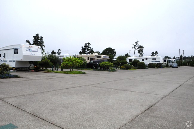 Foto del edificio - Pacific Pines RV Park & Storage