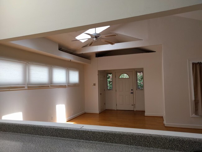 Techos abovedados con claraboyas. - 1179 North Highland Avenue Northeast