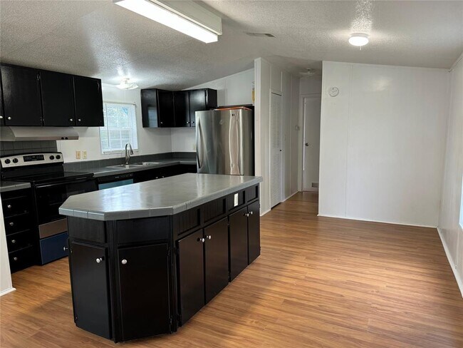 Foto del edificio - 4925 Warpath Dr