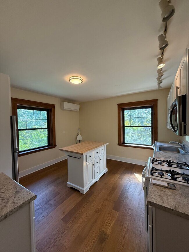 Foto del edificio - Gorgeous, Renovated Brighton 2 Bed on Cumm...