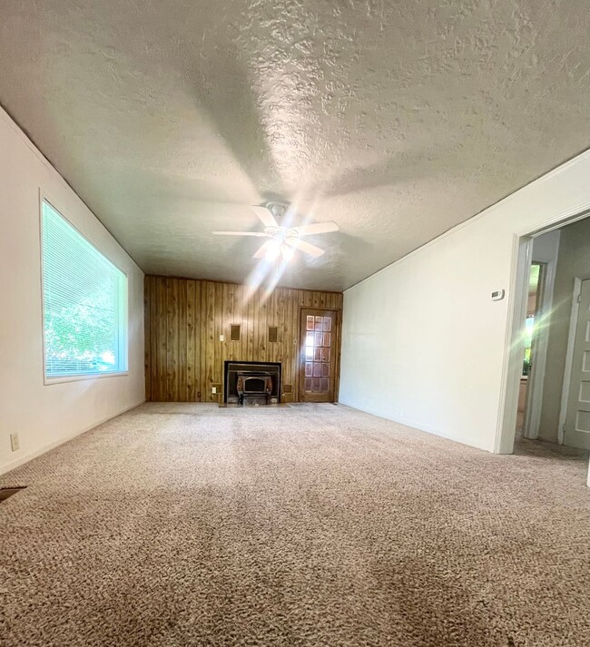 Foto del edificio - 3 Bedroom House, Available Now!