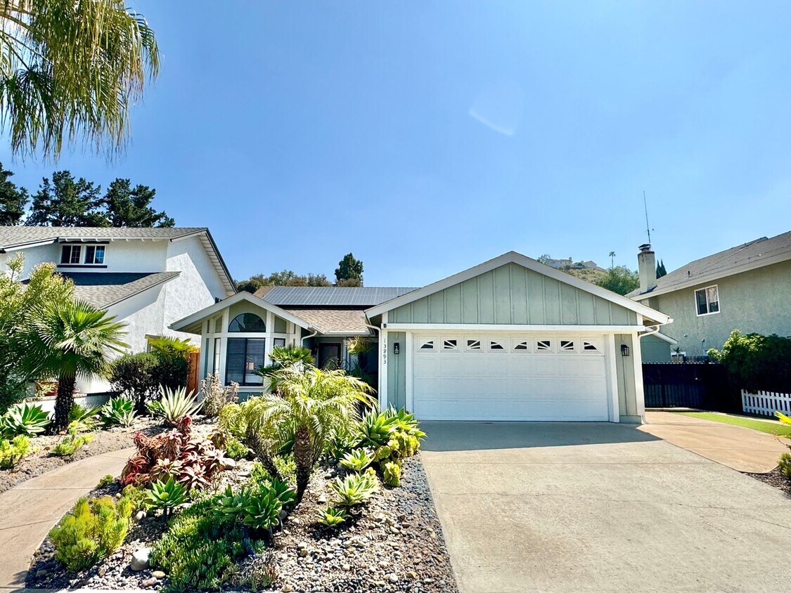 Primary Photo - Beautiful 3 Bedroom/2 Bathroom House Locat...