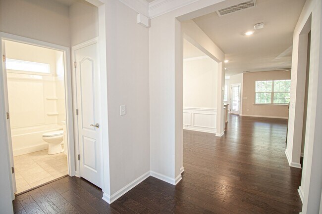 Foto del edificio - (Coming Soon, June 1st) Luxury 1.5 Story w...