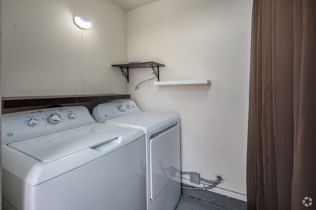 2 habitaciones, 1 baño - 875 pies cuadrados - Lavandería - Peacock Apartments