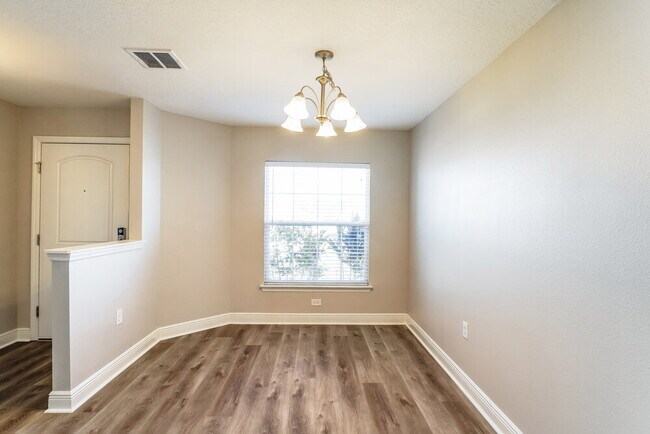 Building Photo - 900 Chestnut Dr