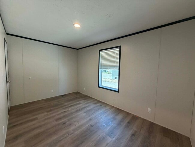 Building Photo - 3228 Redwood Ln