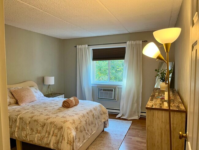 Habitación de buen tamaño con armario grande. - 600 Campbell Cir