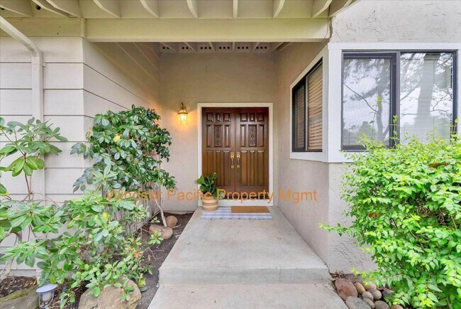 Foto del edificio - Upgraded End Unit Home In Sought After Cro...