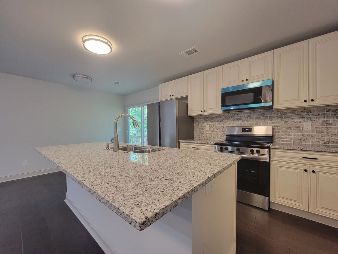 Foto principal - Build to Rent 4 Bdrm Lake Access - Open Ho...
