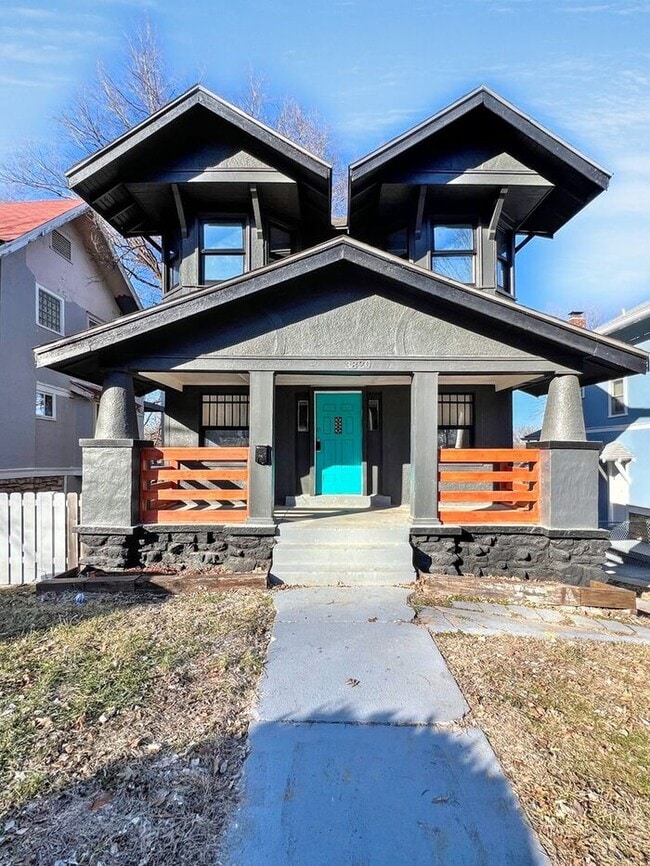 Building Photo - Spacious & Charming 5-Bedroom Home with Mo...