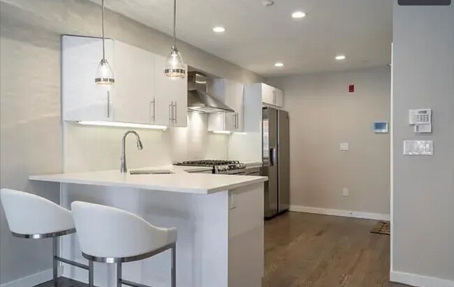 Building Photo - Elevated City Living in a Newly Constructed Grad Hospital Triplex