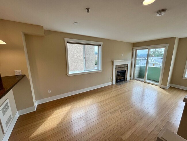 Building Photo - Ballard Townhome
